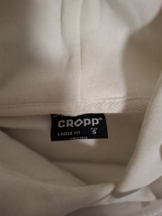Бял суитчер на cropp  в отлично състояние