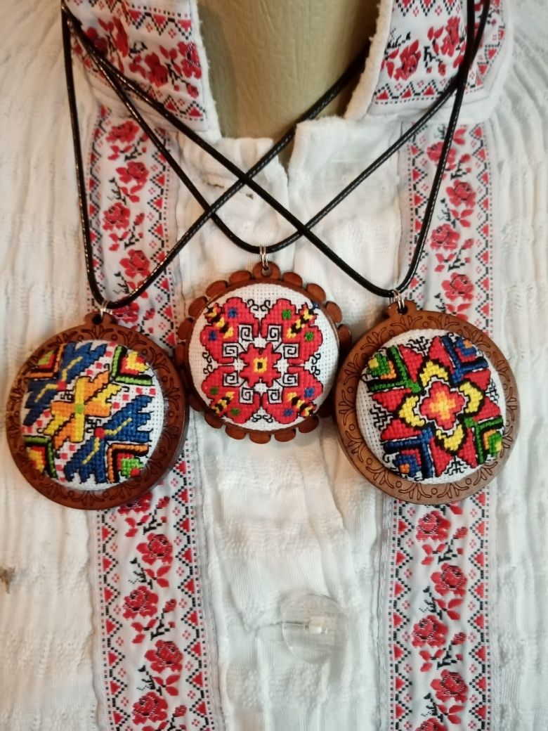 Бродирани медальони и магнити с част от българска шевица