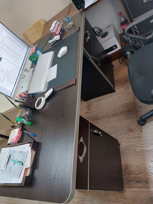 Ish stoli tumbuchkasi va kitob javoni  sotiladi,