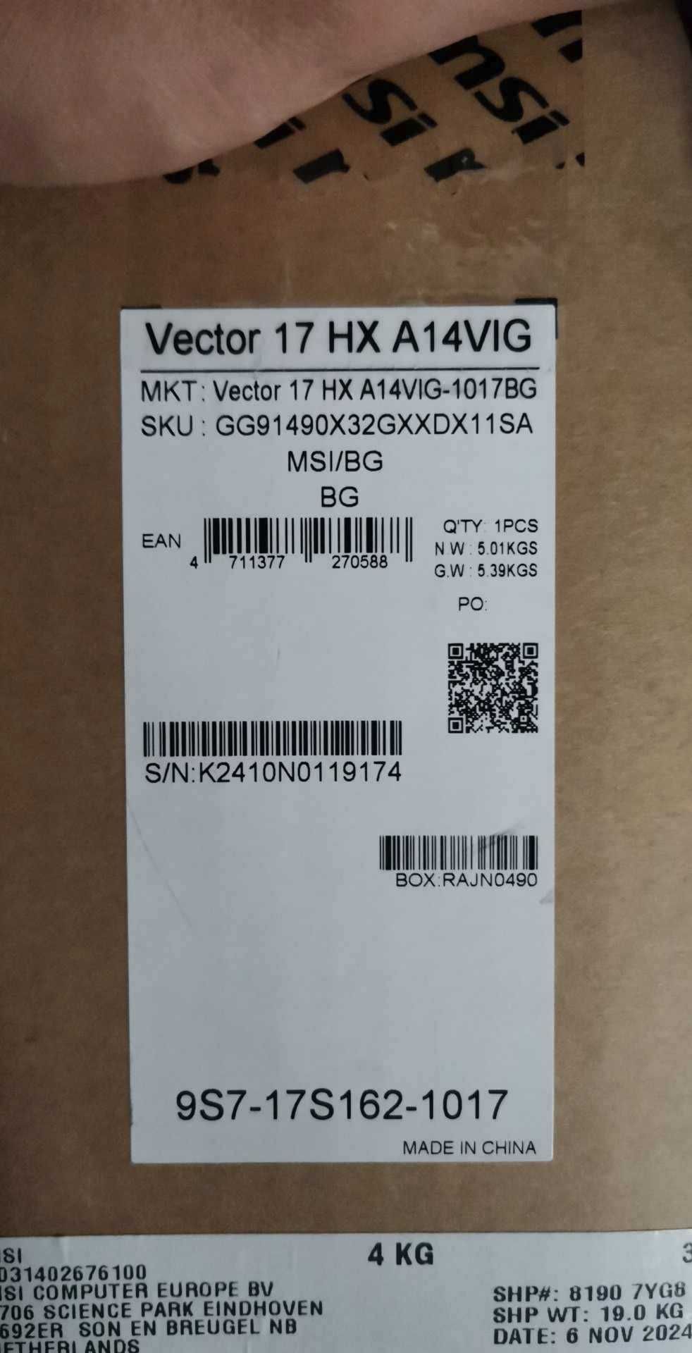 лаптоп MSI VECTOR 17 A14VIG-1017BG i9 GTX4090 64gb ram 2x1tb SSD 240hz