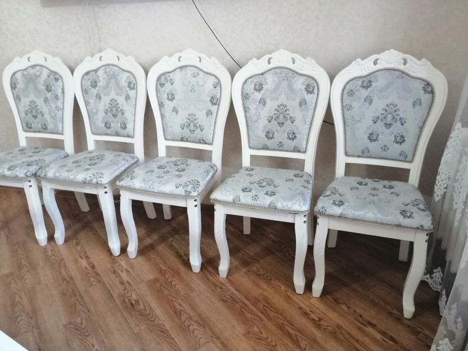 Стулья для гостиной.