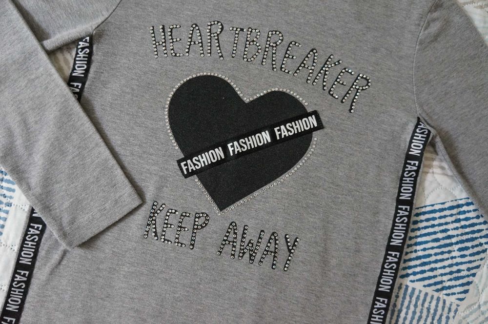 Модерна блуза туника с блестящи камъчета и закачлив надпис 140-146см