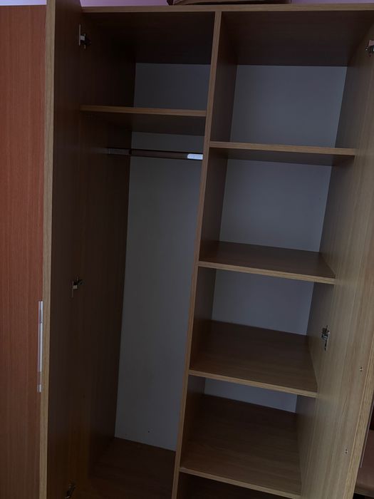 Dulap mare cu trei compartimente și oglindă