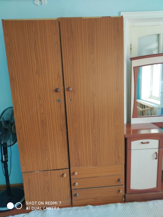 Шкаф полкали ва кийим осишга