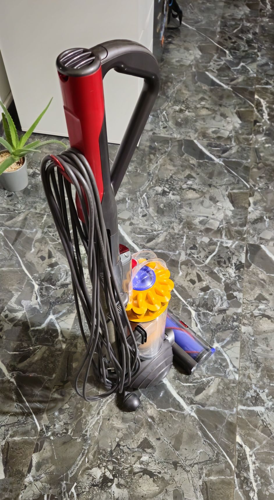 Aspirator vertical Dyson UP22 Light Ball + accesorii originale