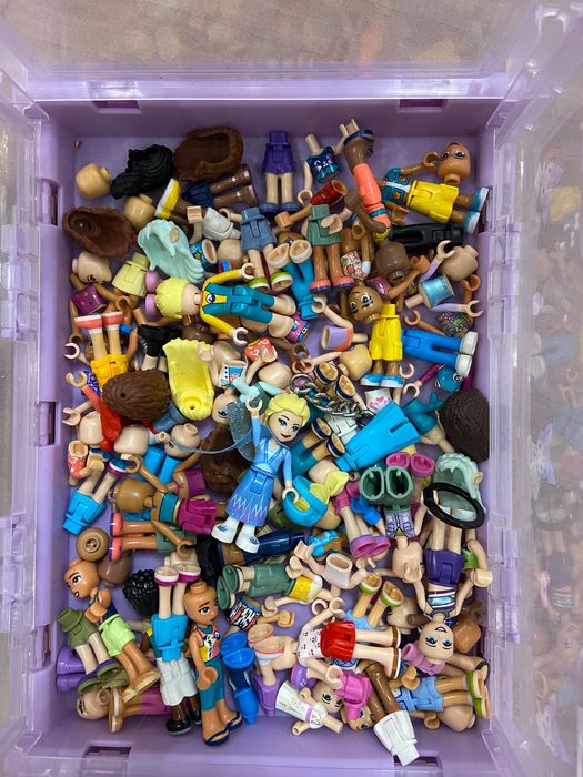 Распродаю коробку с запчастями Лего friends