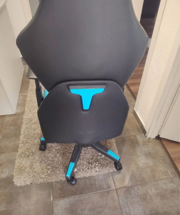 Scaun gaming albastru cu negru