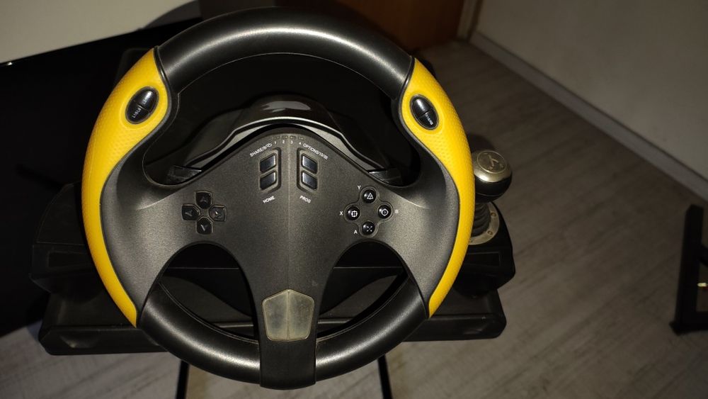 Playstation 4 Pro + două controllere,volan,dock răcire,8 jocuri