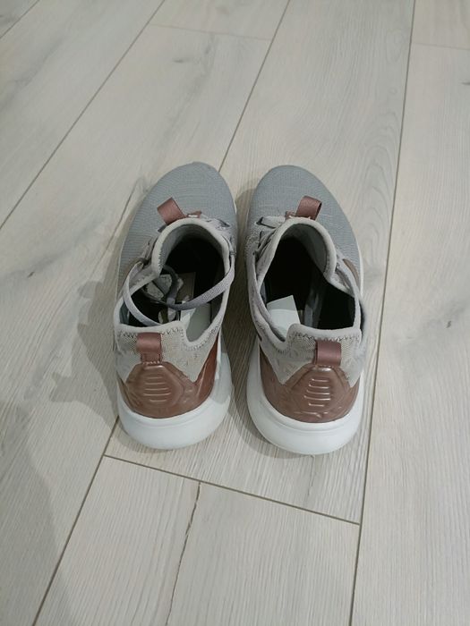 Vând Adidași bărbati