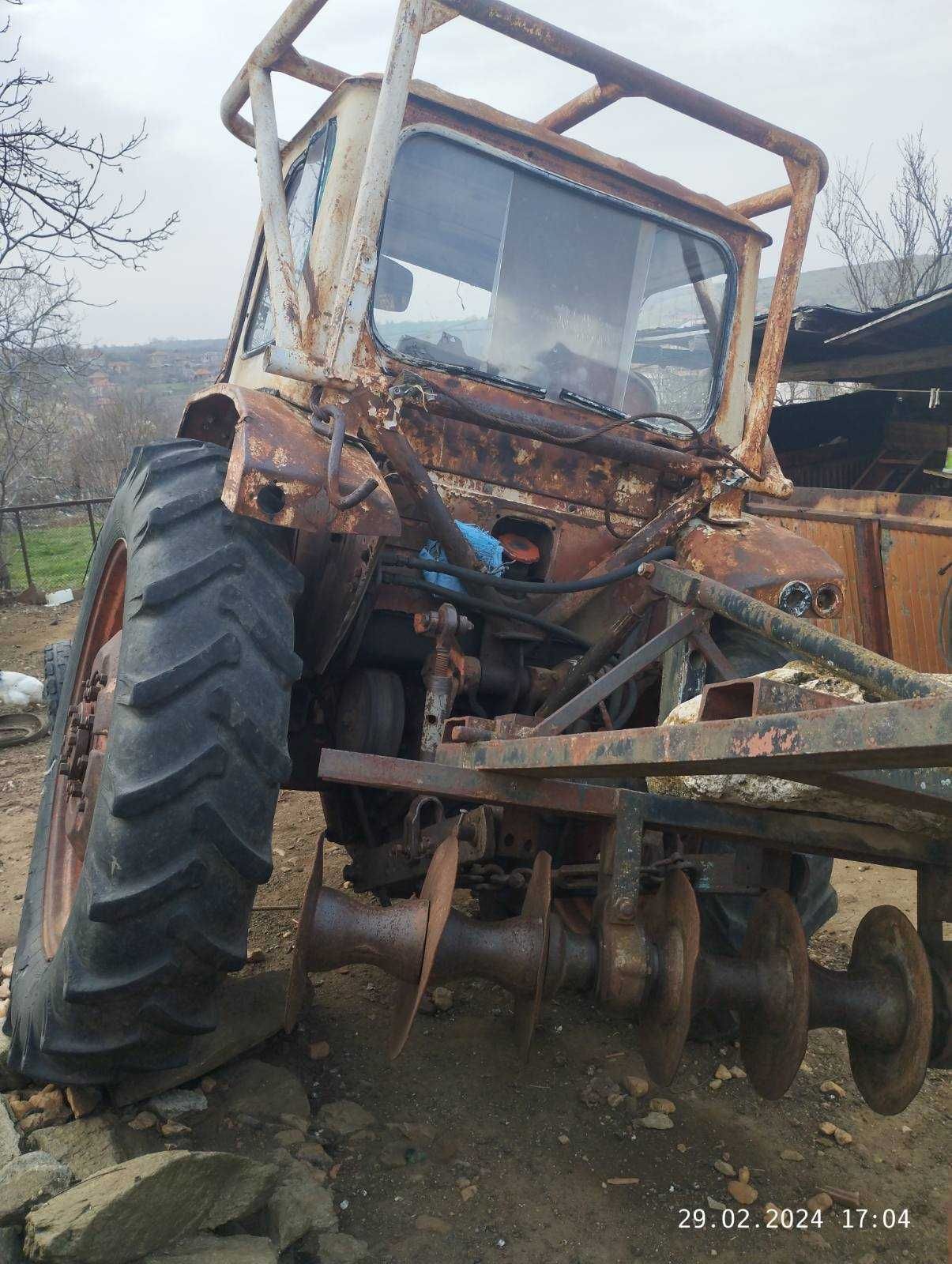 Трактор ЮМЗ с инвентар