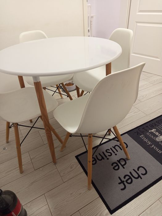 Masă rotundă alba de bucătărie și 4 scaune albe stare buna