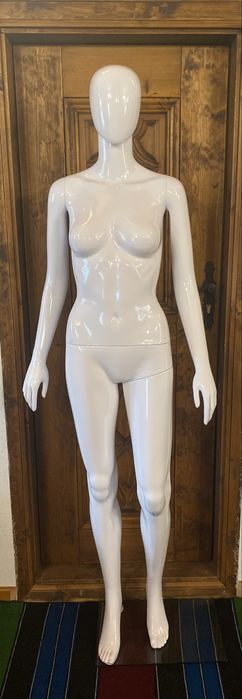 Женски манекени за витрина, фотосесия или изложба - без забележки.