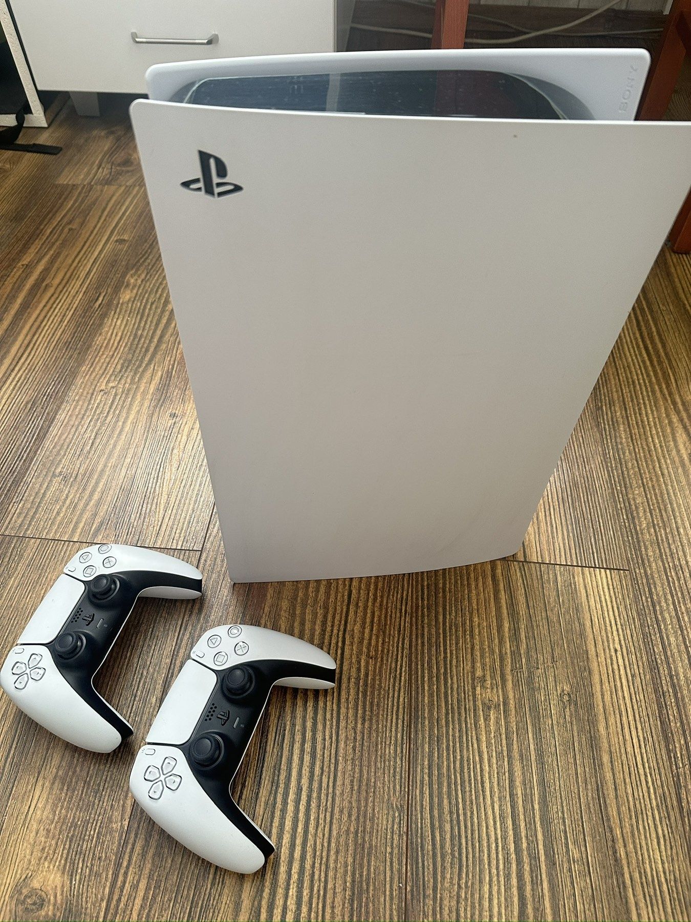 PlayStation5 като нов с гаранция до декември 2025г. и игри.