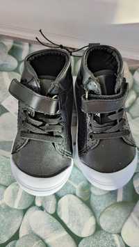 Черно-бели обувки 23 номер