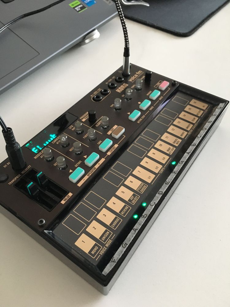 Korg Volca FM2 с адаптером