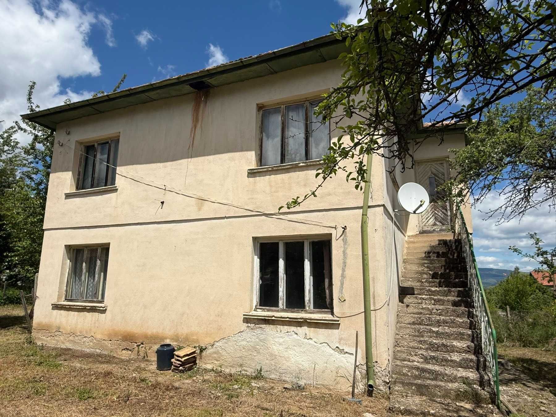 Продава къща в с. Гюешево.
