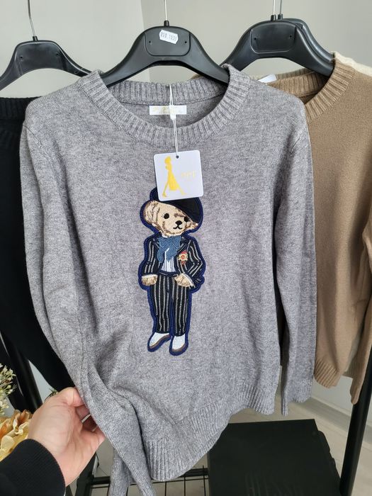 Пуловер с мече в бежово, сиво и черно