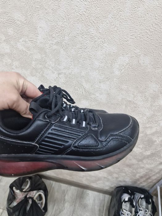 Кросовки кожанные фирменные не ношенные