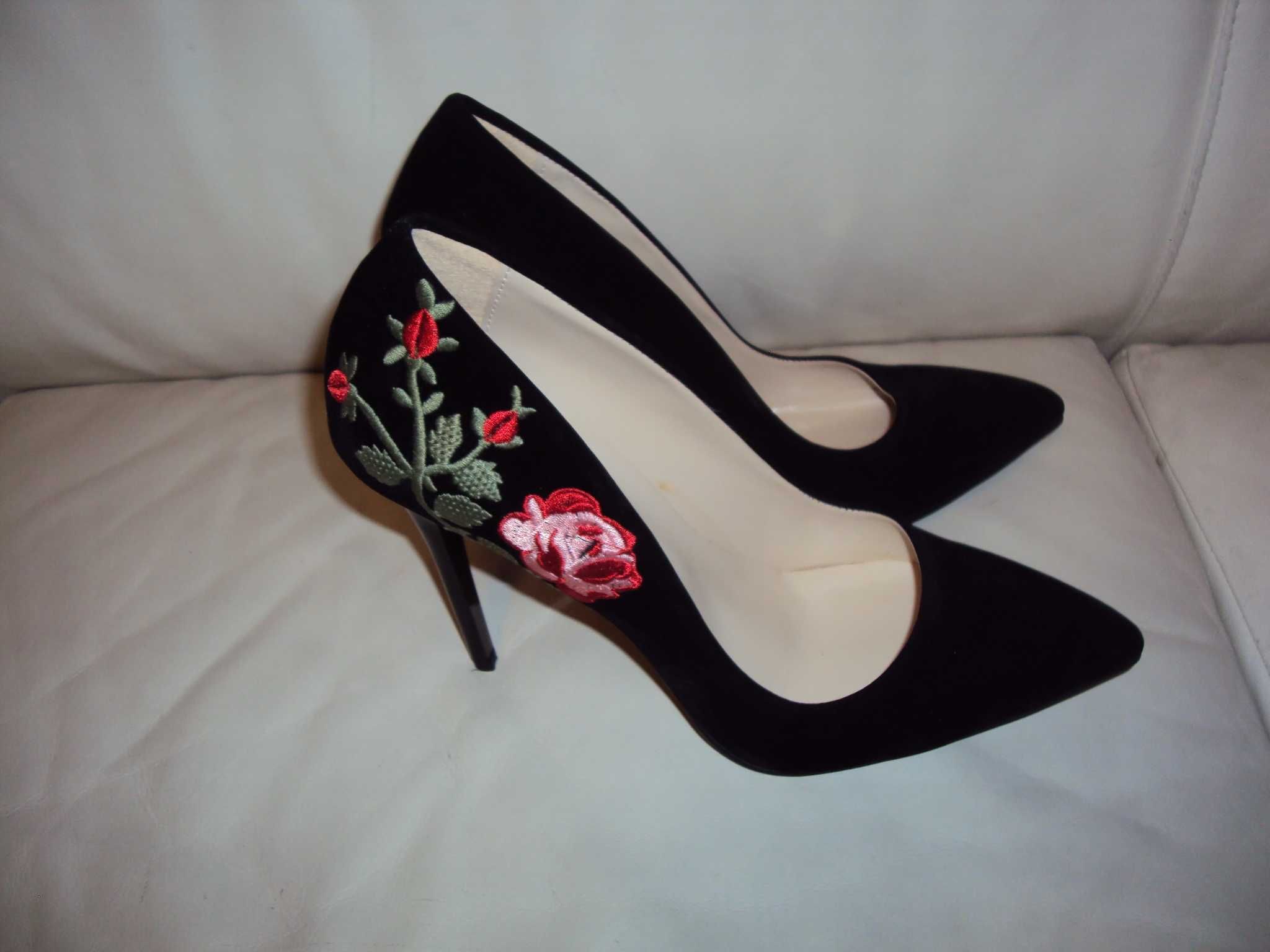 Нови дамски велурени обувки на ток