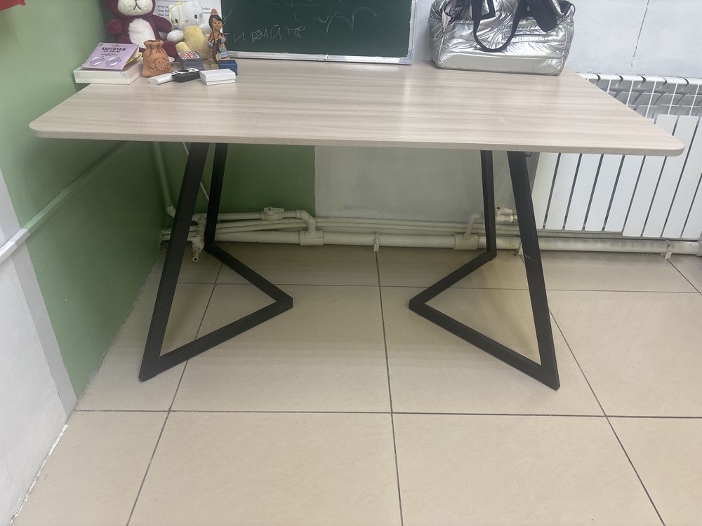 Продается стол.В хорошем качестве