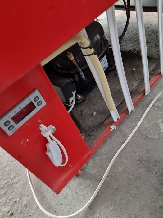 vând vitrina frigorifica