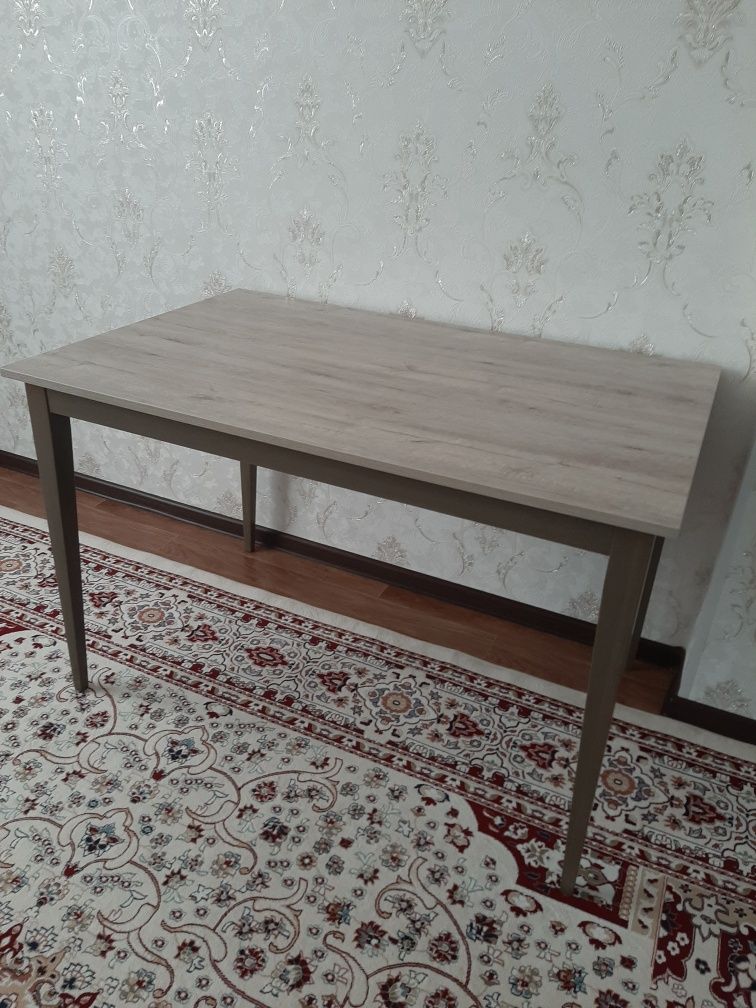 Продам стол в очень хорошем состоянии. Дуб. Сделано  в России.