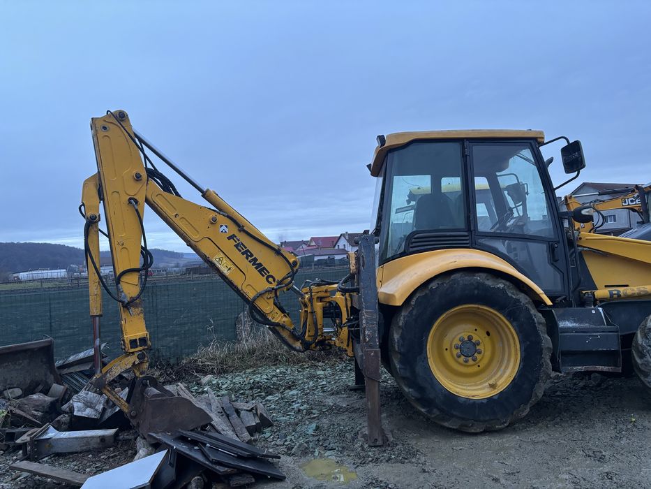 Buldoexcavator FERMEC 3 cupe si picon