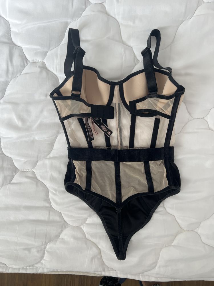 Lenjerie Victoria Secret tip body cu corset