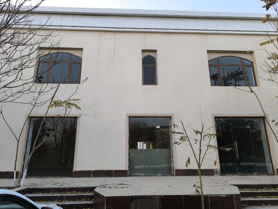 Продается 2 этажное здание в доль дороги. Аэропорт