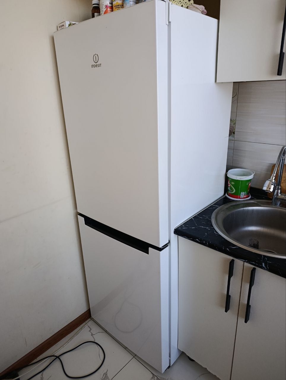 Xolodilnik INDESIT zor xolatda