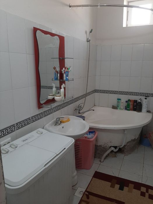 Семье или СТУДЕНТАМ
Сдаётся коттедж 
6 соток 
4 комнат 
2 санузла 
Ор: