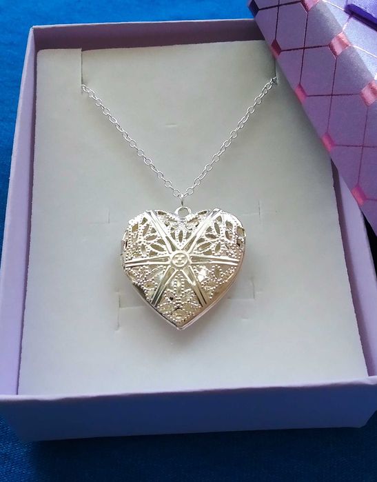 Ново, дамско сребърно колие с висулка.Различни модели и цени. В кутия.