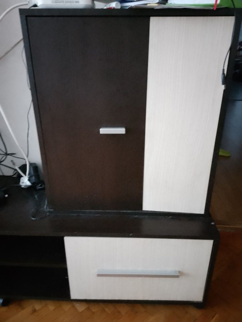 Mobilier living . Pret 200 lei