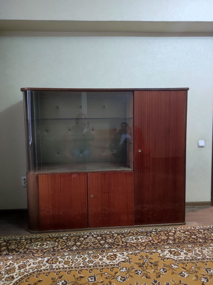 Продам сервант лакированный