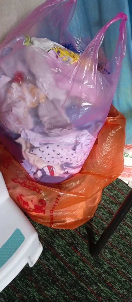 Продаю детскую коляску + 2 пакета вещей