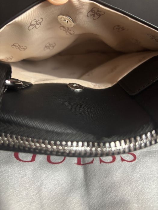 Чантичка GUESS Saffiano