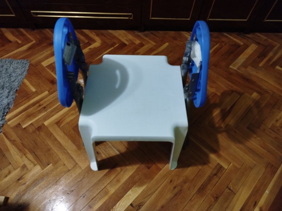 Маса с два броя сгъваеми столове.