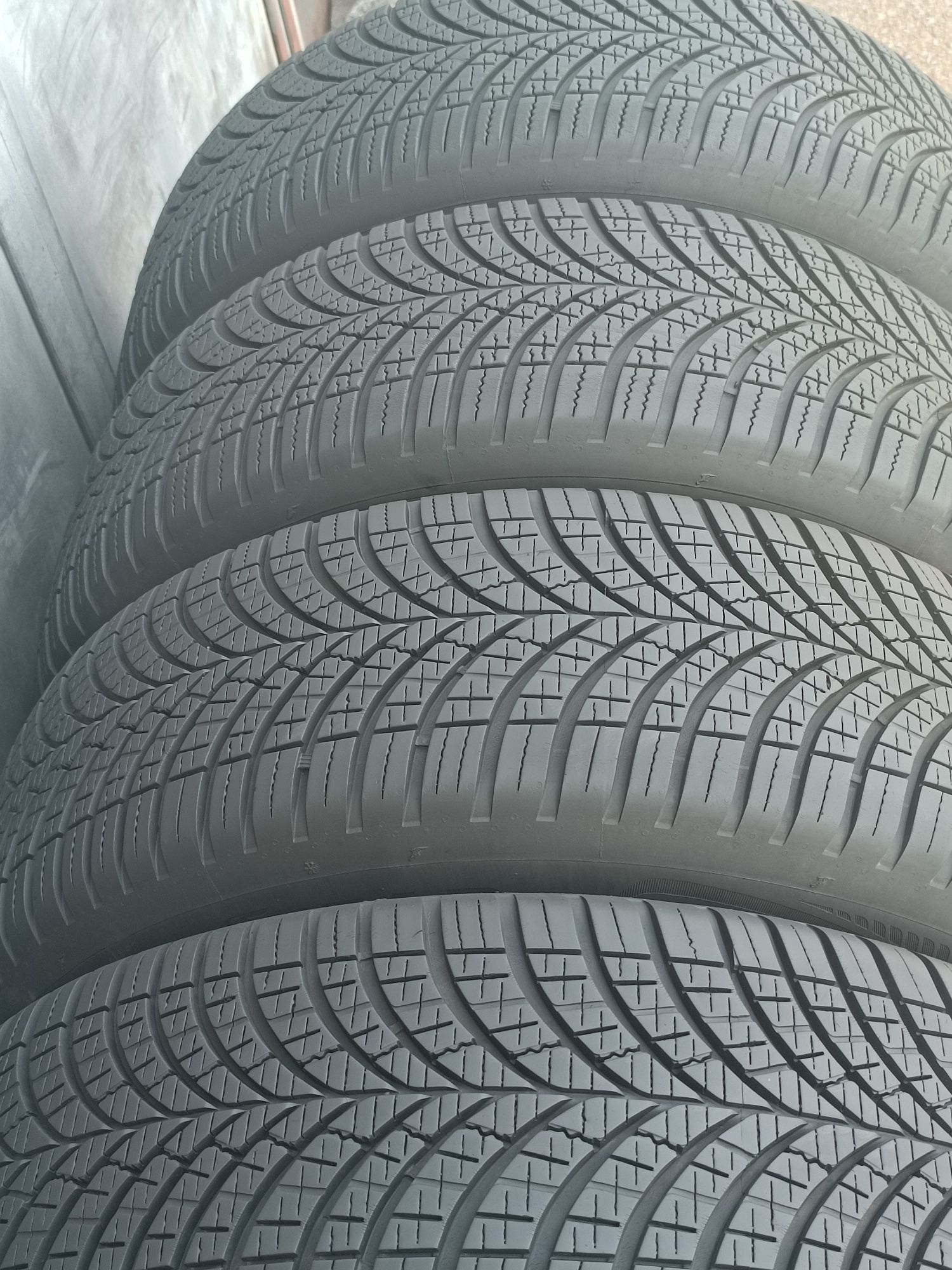 215/65/16 Goodyear Дот 2123