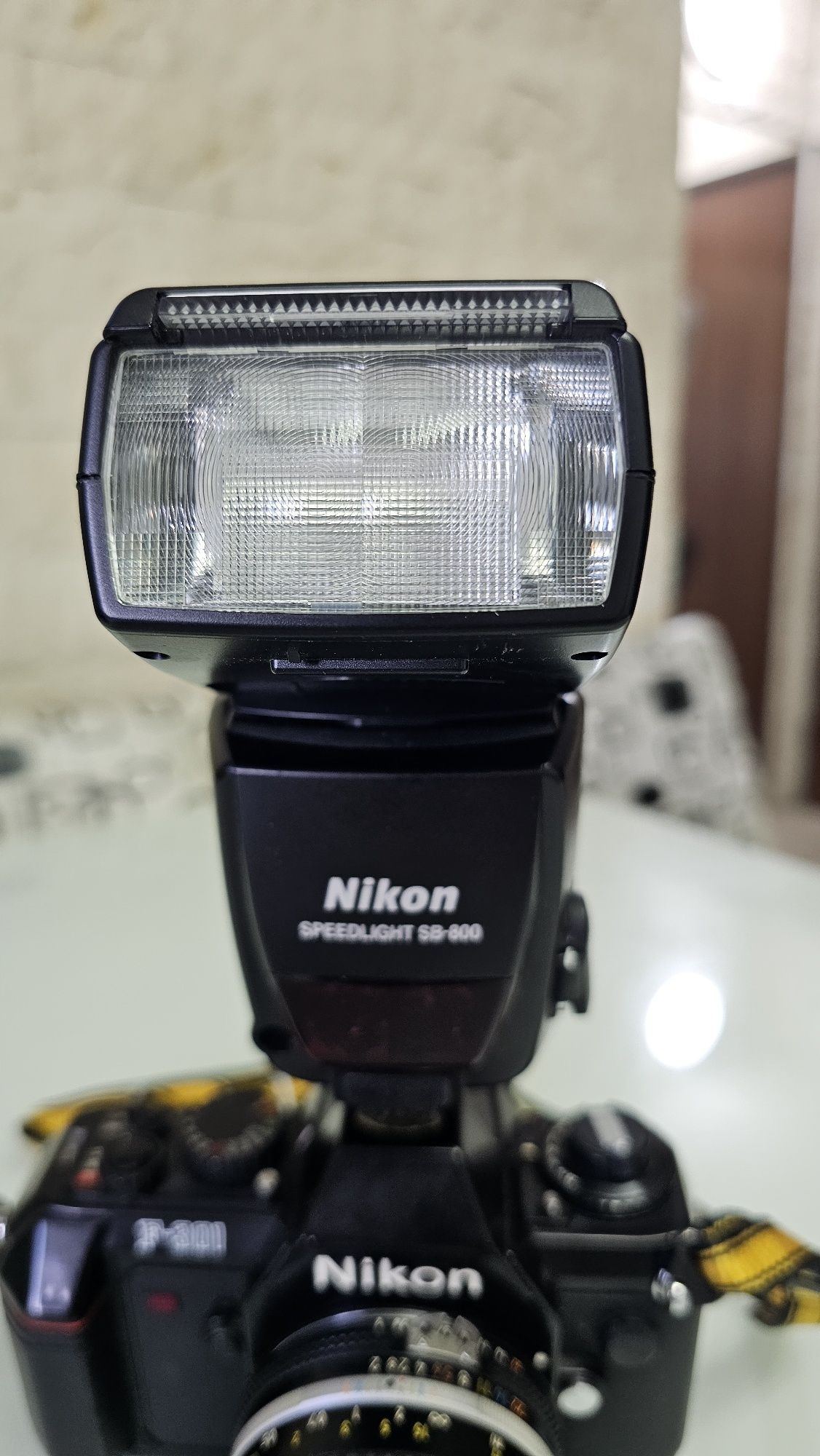Kit ap film Nikon  F-301 + obiectiv Nikon Ai-S NIKKOR 35mm f/2 + blitz
