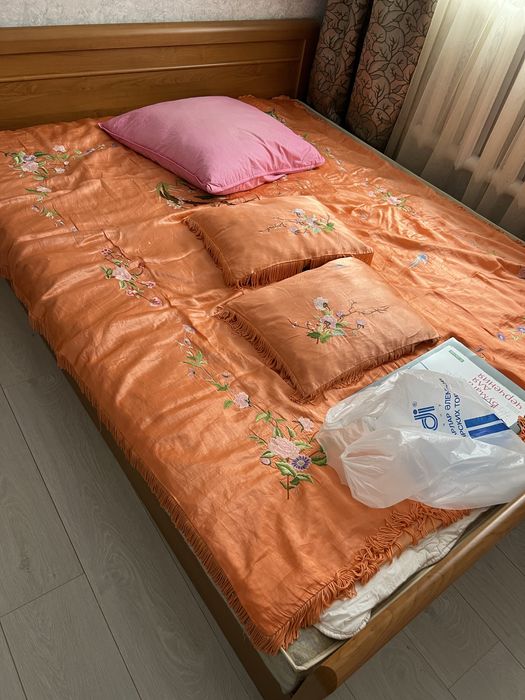 Кровать с двумя тумбочками