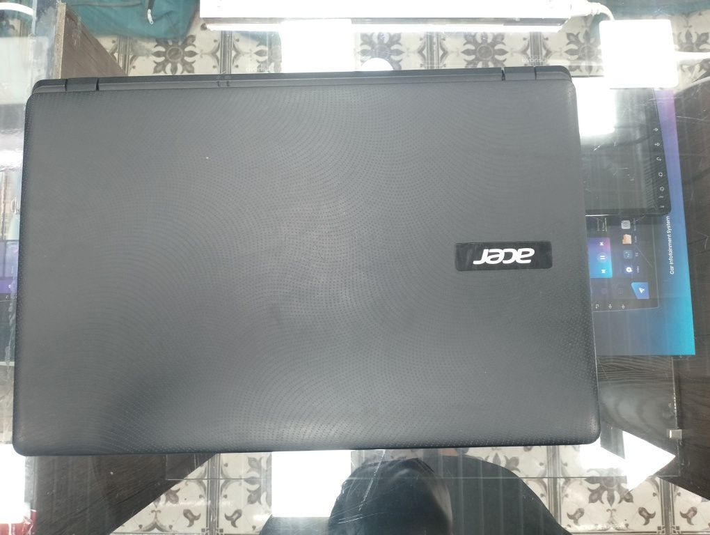 Ноутбук Acer, есть чехол также зарядка в комплекте мышка беспроводная