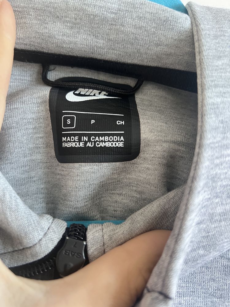 Сиво горнище Nike Tech