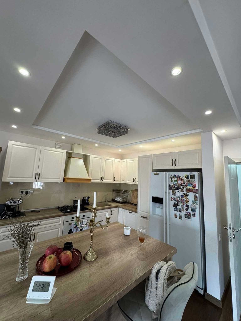 Продава се Тристаен апартамент в Казанлък - 133 кв.м за 1342 €/кв.м - Снимка #2
