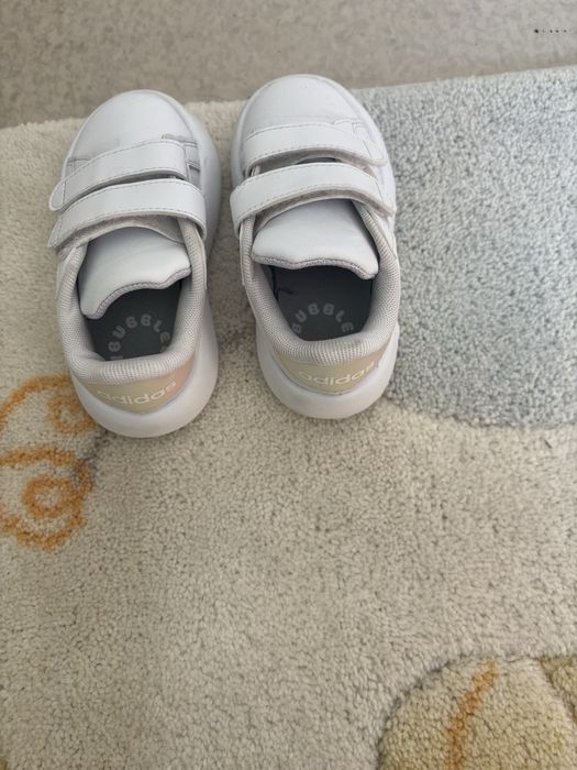 Продавам детски маратонки adidas номер 25