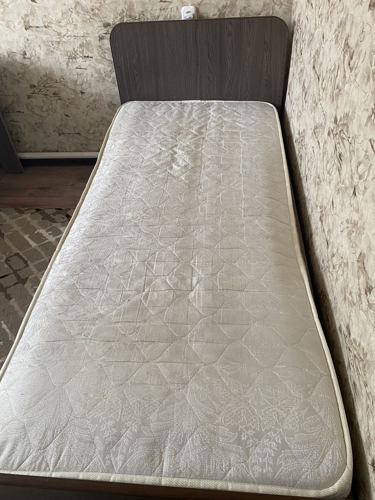 Продам кровать , стол , полку