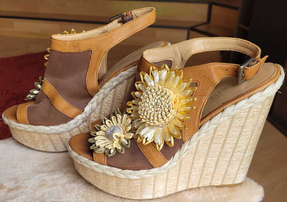 Vand sandale cu platforma Nine West