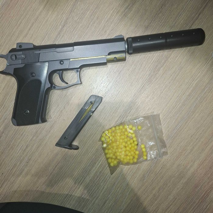 Игрушечный пистолет с пружинно спусковой конструкцией