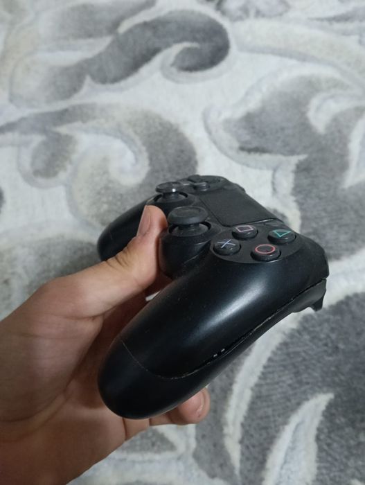 Ps 4 pro, 1 tb, 2 manete, jocuri