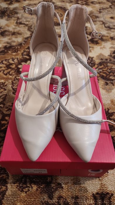 босоножки 37р5000тг.