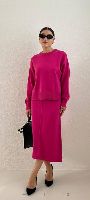Костюм с юбкой ярко розового цвета
